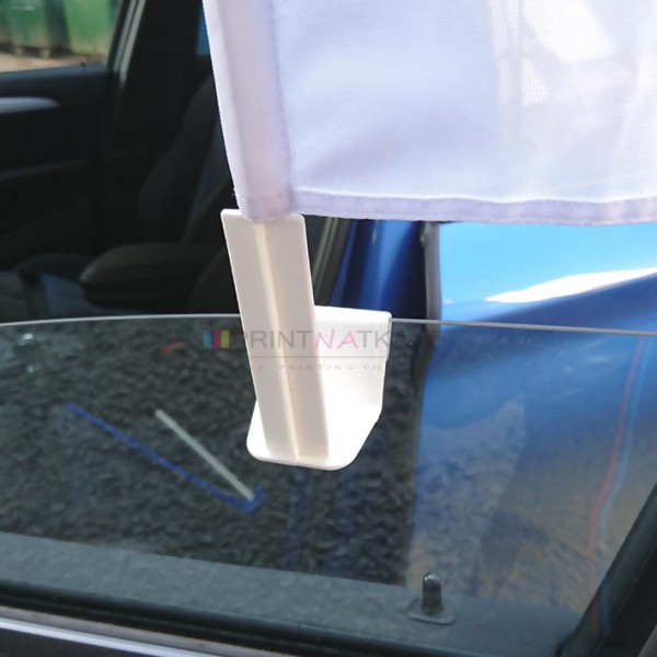 Флагшток на стекле автомобиля